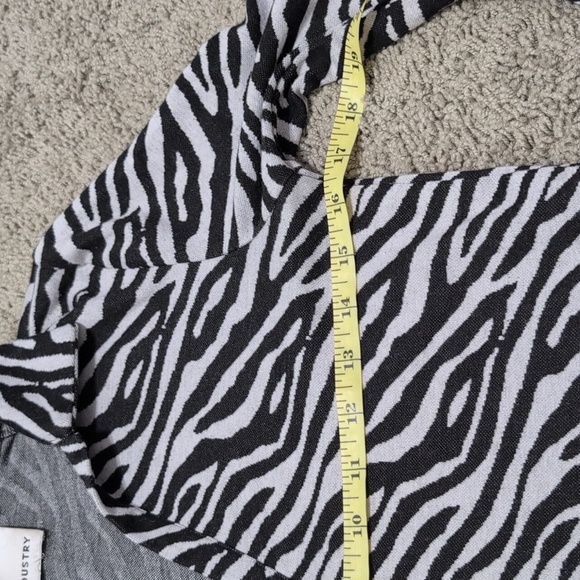 Industry Zebra Print Long Sleeve Collared Semi Crop Top Women's Small - Picture 4 of 7